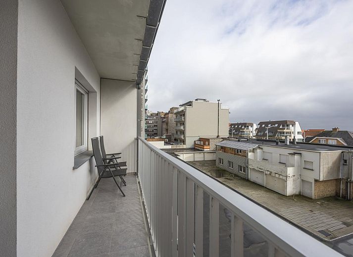 Modernes Wohnzimmer im Ferienhaus Bel Air - 0201 + Box 15 in Middelkerke, Westflandern, mit stilvoller Einrichtung und einer gemuetlichen Sitzecke.
