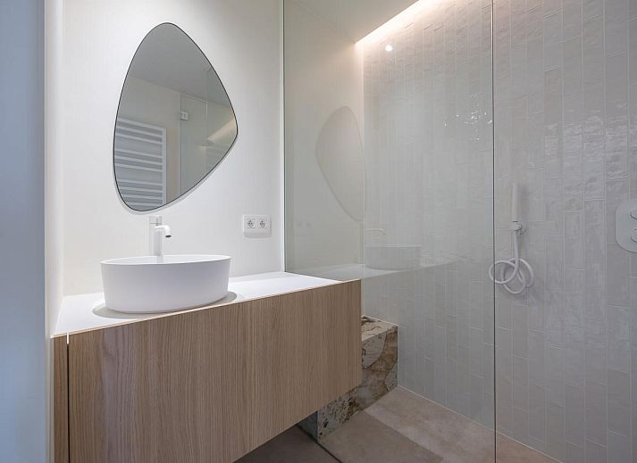 Moderne Kueche im Ferienhaus Bel Air - 0201 + Box 15, Middelkerke, Westflandern, Belgien, mit schlichter Holzausstattung und grosszuegigem Grundriss.