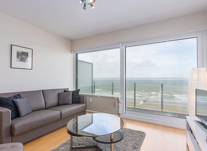 Gemuetliches Wohnzimmer mit Meerblick im Ferienhaus "De Rede 1 - 0801" in Middelkerke, Westflandern, Belgien. Perfekt fuer einen entspannten Aufenthalt.