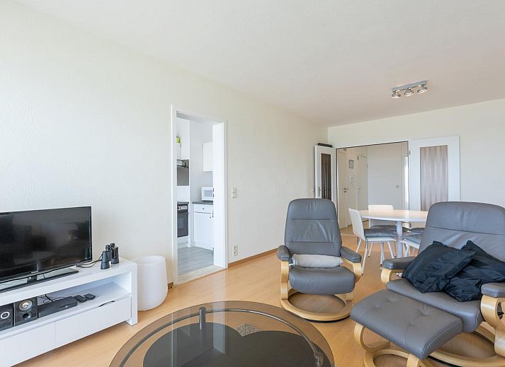 Gemuetliches Wohnzimmer mit Meerblick im Ferienhaus "De Rede 1 - 0801" in Middelkerke, Westflandern, Belgien. Perfekt fuer einen entspannten Aufenthalt.