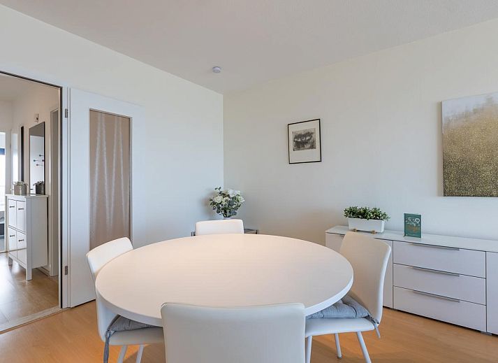 Gemuetliches Wohnzimmer mit Meerblick im Ferienhaus "De Rede 1 - 0801" in Middelkerke, Westflandern, Belgien. Perfekt fuer einen entspannten Aufenthalt.