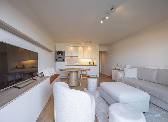 Stilvolles Wohnzimmer im Ferienhaus "Oasis II - 0002" in Middelkerke mit Meerblick und moderner Einrichtung fuer einen entspannten Aufenthalt.