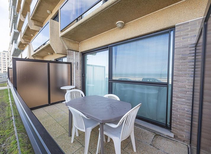 Geniessen Sie die Terrasse von "Oasis II - 0002", einem Ferienhaus in Middelkerke, Westflandern, mit Meerblick und moderner Innenausstattung.