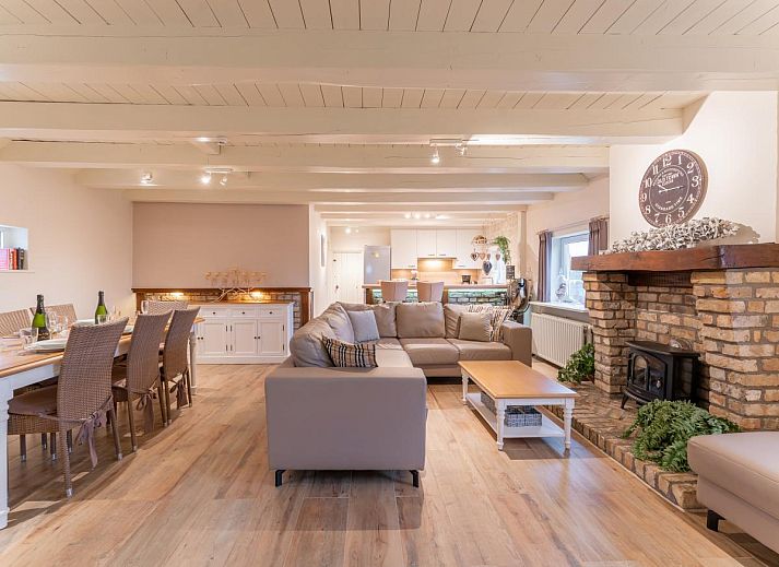 Gemuetliches Wohnzimmer von De Lange Dreve, Ferienhaus in Middelkerke, Westflandern, mit offenem Essbereich und bequemen Sitzgelegenheiten.
