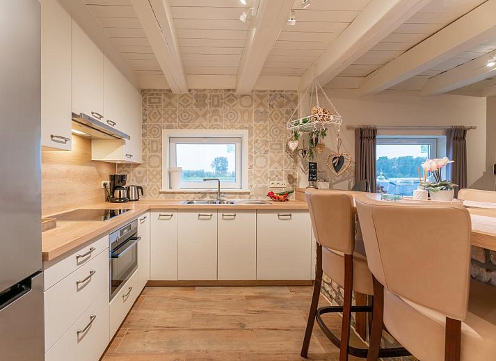 Gemuetliches Wohnzimmer von De Lange Dreve, Ferienhaus in Middelkerke, Westflandern, mit offenem Essbereich und bequemen Sitzgelegenheiten.