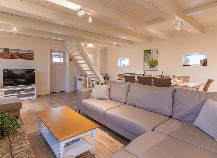 Gemuetliches Wohnzimmer von De Lange Dreve, Ferienhaus in Middelkerke, Westflandern, mit offenem Essbereich und bequemen Sitzgelegenheiten.