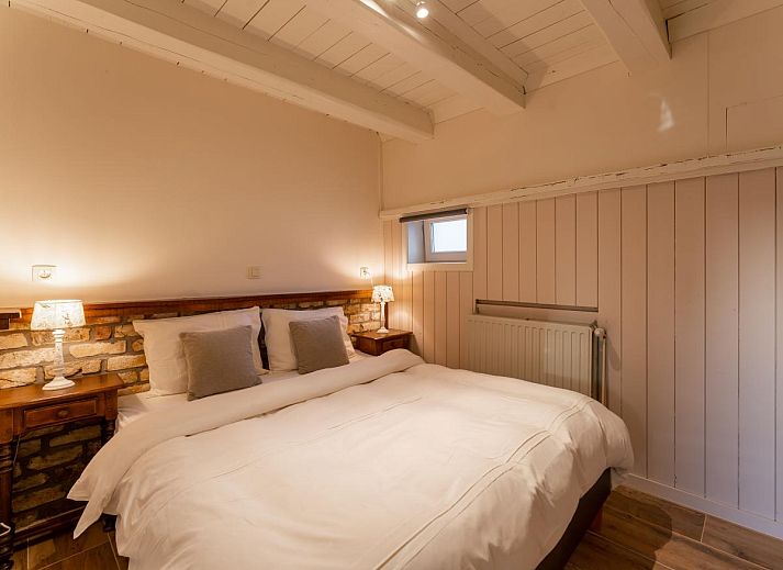 Gemuetliches Wohnzimmer von De Lange Dreve, Ferienhaus in Middelkerke, Westflandern, mit offenem Essbereich und bequemen Sitzgelegenheiten.