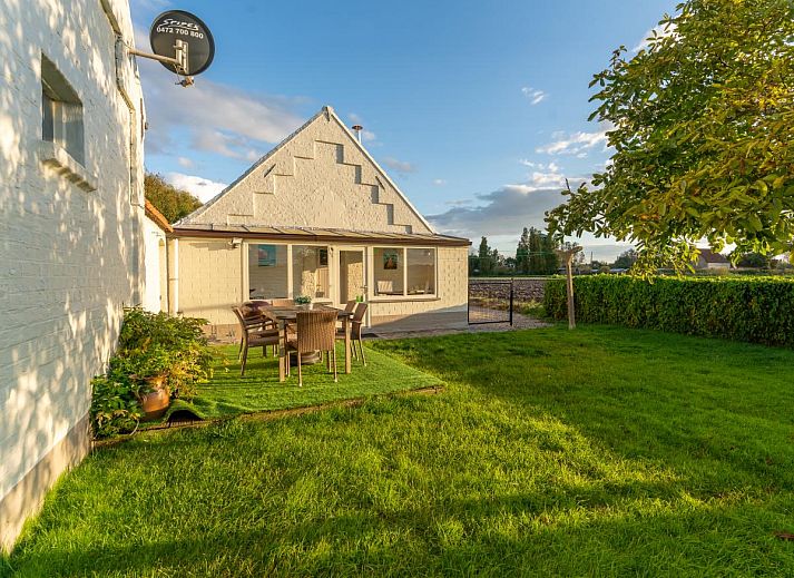 Gemuetliches Schlafzimmer von De Lange Dreve, Ferienhaus in Middelkerke, Westflandern, mit Dachfenster und natuerlichem Licht.