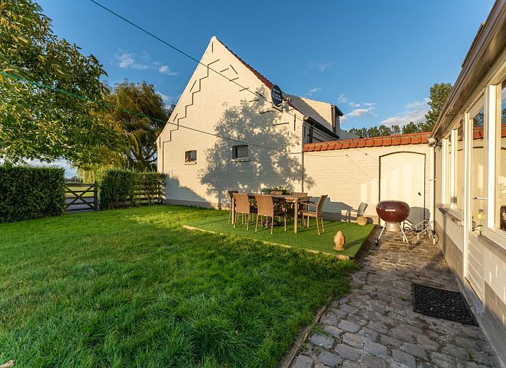 Gemuetliches Schlafzimmer von De Lange Dreve, Ferienhaus in Middelkerke, Westflandern, mit Dachfenster und natuerlichem Licht.