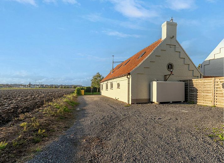 Gemuetliches Schlafzimmer von De Lange Dreve, Ferienhaus in Middelkerke, Westflandern, mit Dachfenster und natuerlichem Licht.