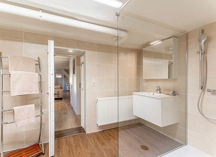 Gemuetliches Schlafzimmer von De Lange Dreve, Ferienhaus in Middelkerke, Westflandern, mit Dachfenster und natuerlichem Licht.