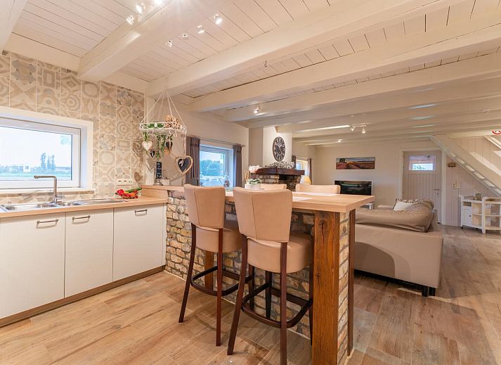 Modernes Badezimmer in De Lange Dreve, Ferienhaus in Middelkerke, Westflandern, mit geraeumiger Dusche und moderner Einrichtung.