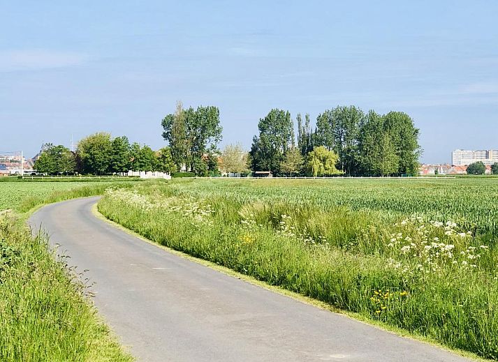 Modernes Badezimmer in De Lange Dreve, Ferienhaus in Middelkerke, Westflandern, mit geraeumiger Dusche und moderner Einrichtung.