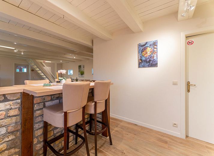 Modernes Badezimmer in De Lange Dreve, Ferienhaus in Middelkerke, Westflandern, mit geraeumiger Dusche und moderner Einrichtung.