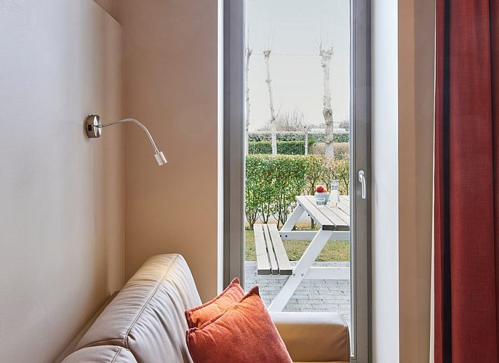 Gemuetliches Innenstudio fuer Familien in Middelkerke, Westflandern. Ideales Ferienhaus fuer Familien mit Blick auf den Garten.