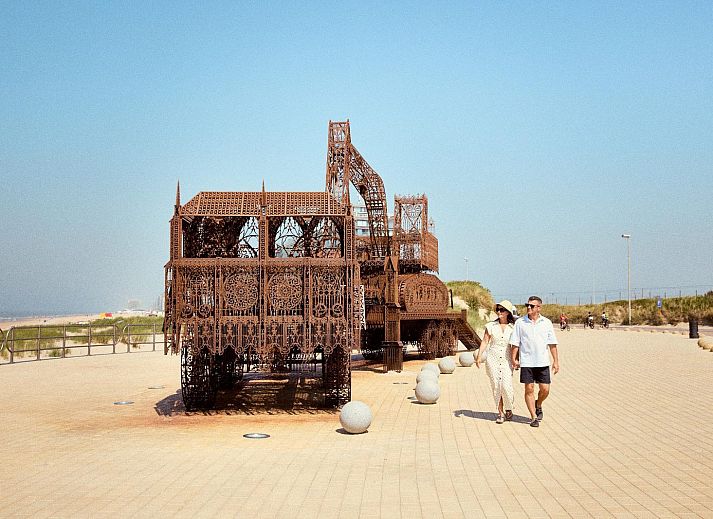 Gemuetliches, kinderfreundliches Schlafzimmer im Family Studio Middelkerke, Westflandern, Belgien mit Etagenbett und Blick auf die Terrasse.