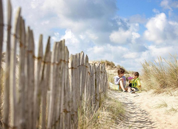 Gemuetliches, kinderfreundliches Schlafzimmer im Family Studio Middelkerke, Westflandern, Belgien mit Etagenbett und Blick auf die Terrasse.