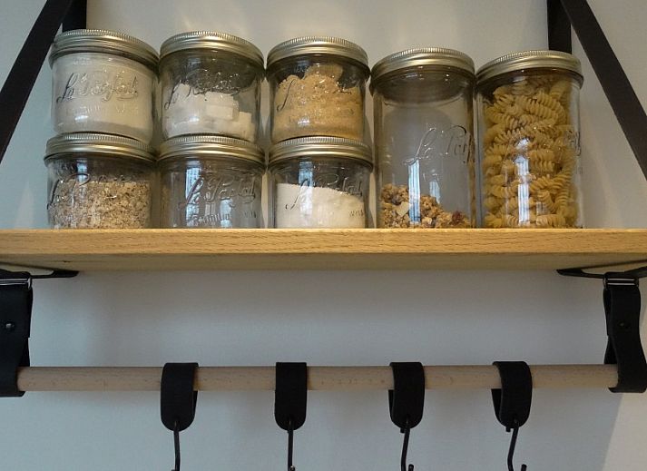 Helmgras vakantiehuis in Middelkerke met zonnig terras en moderne tuinmeubelen, ideaal voor ontspanning in West-Vlaanderen.