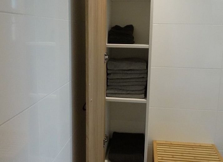 Stijlvolle keuken in vakantiehuis Helmgras, Middelkerke, met moderne apparatuur en veel lichtinval in West-Vlaanderen.