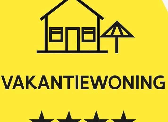 Helmgras verblijf in Middelkerke met gezellige keukenraamdecoratie en moderne spoelbak, ideaal voor vakantie in West-Vlaanderen.