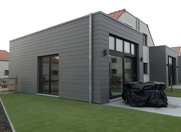 Kunstzinnige wanddecoratie in vakantiehuis Helmgras, Middelkerke, met sfeervolle verlichting in West-Vlaanderen.