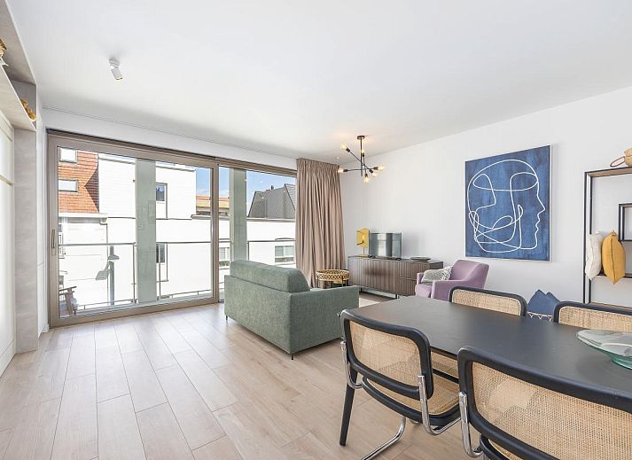 Stilvolles Wohnzimmer des Ferienhauses Omnia 9 - 0203 in Middelkerke, Westflandern, mit moderner Einrichtung und geraeumiger Sitzecke.