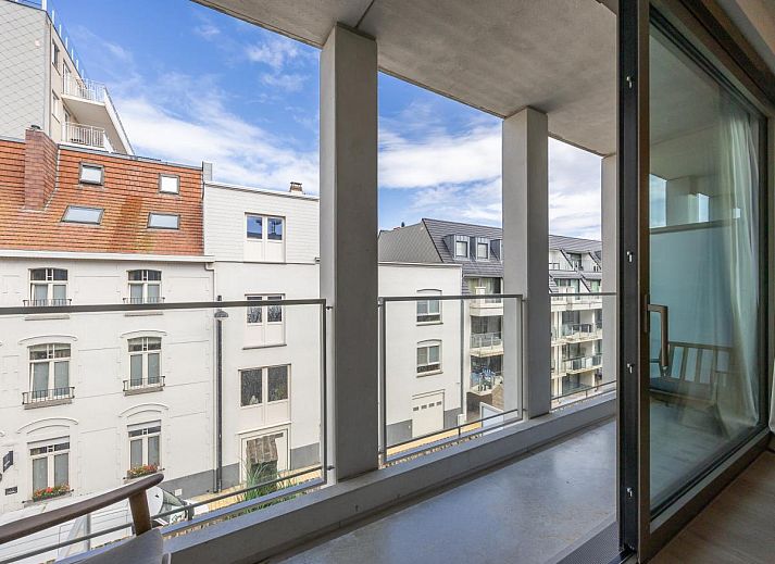 Stilvolles Wohnzimmer des Ferienhauses Omnia 9 - 0203 in Middelkerke, Westflandern, mit moderner Einrichtung und geraeumiger Sitzecke.