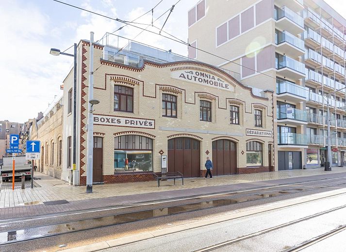 Stilvolles Wohnzimmer des Ferienhauses Omnia 9 - 0203 in Middelkerke, Westflandern, mit moderner Einrichtung und geraeumiger Sitzecke.