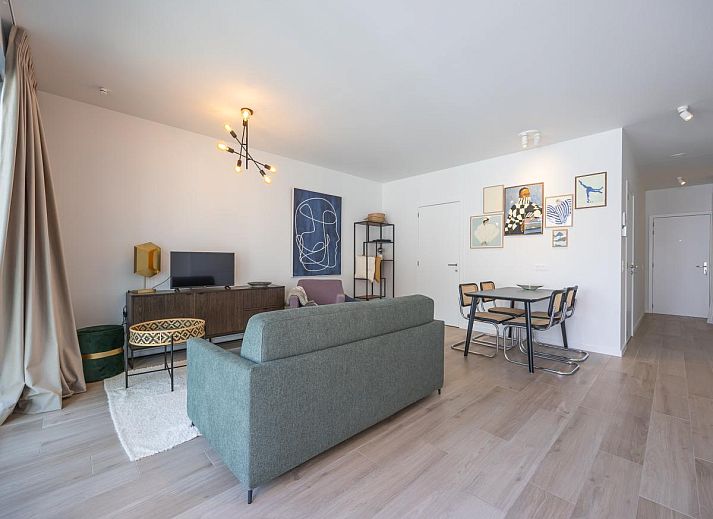Stilvolles Wohnzimmer des Ferienhauses Omnia 9 - 0203 in Middelkerke, Westflandern mit moderner Einrichtung und Blick auf die Umgebung.