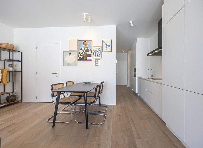 Stilvolles Wohnzimmer des Ferienhauses Omnia 9 - 0203 in Middelkerke, Westflandern mit moderner Einrichtung und Blick auf die Umgebung.