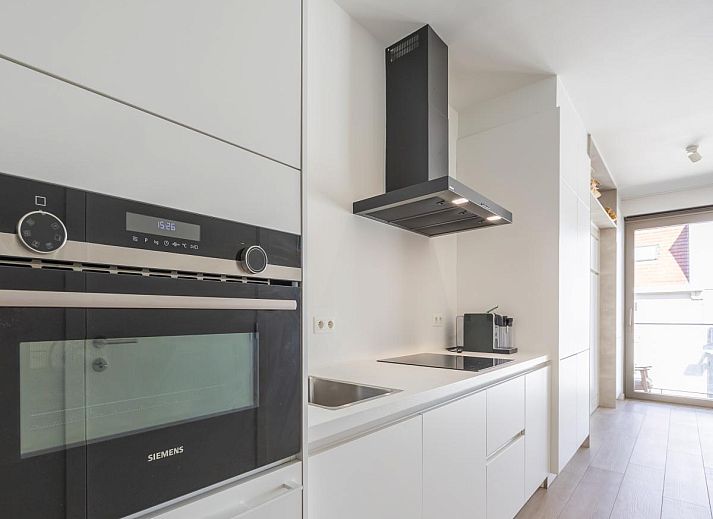 Stilvolles Wohnzimmer des Ferienhauses Omnia 9 - 0203 in Middelkerke, Westflandern mit moderner Einrichtung und Blick auf die Umgebung.