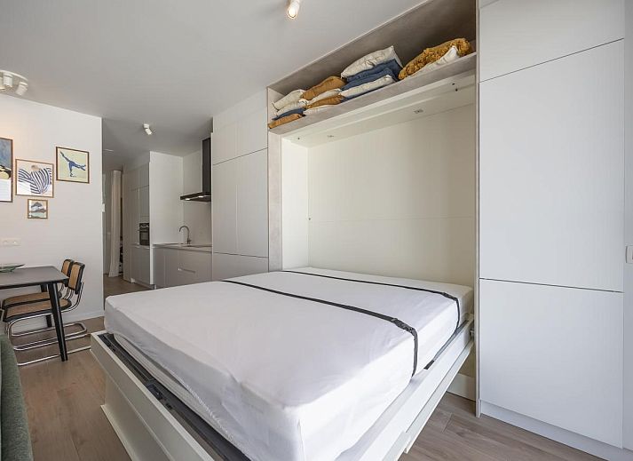 Stilvolles Wohnzimmer des Ferienhauses Omnia 9 - 0203 in Middelkerke, Westflandern mit moderner Einrichtung und Blick auf die Umgebung.