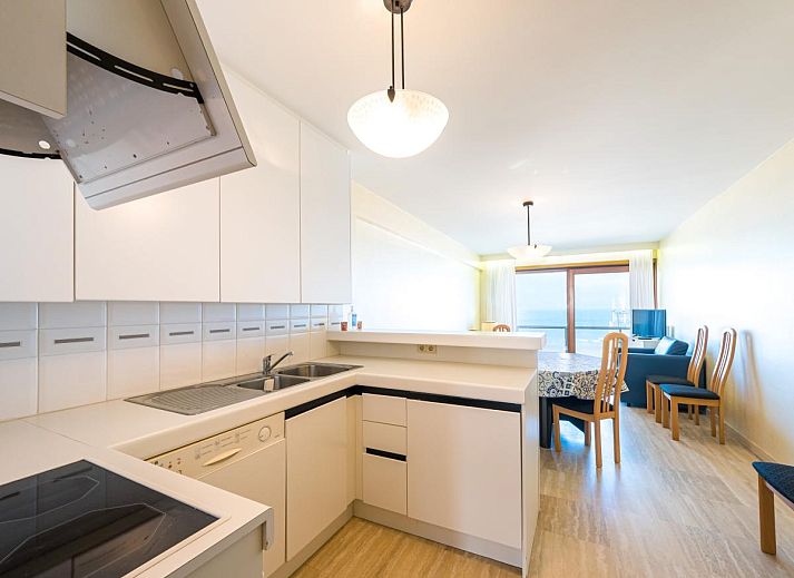 Gemuetliches Wohnzimmer im Azur Palace - 0602, einem Ferienhaus in Middelkerke, Westflandern, mit modernen Moebeln und hellem Dekor.