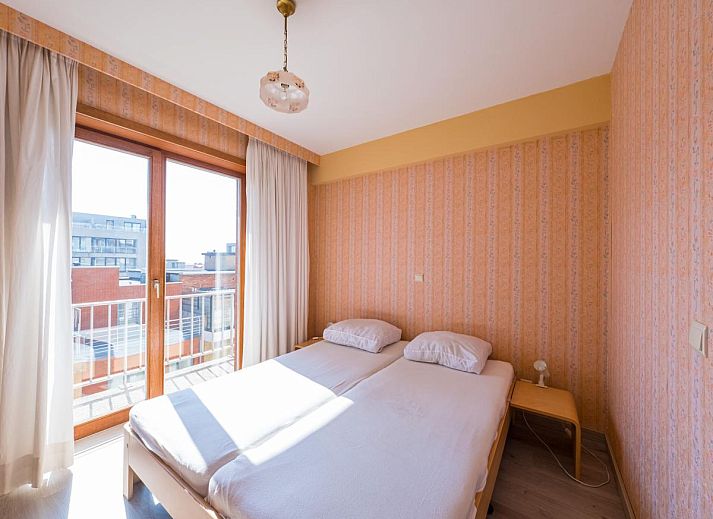 Gemuetliches Wohnzimmer im Azur Palace - 0602, einem Ferienhaus in Middelkerke, Westflandern, mit modernen Moebeln und hellem Dekor.