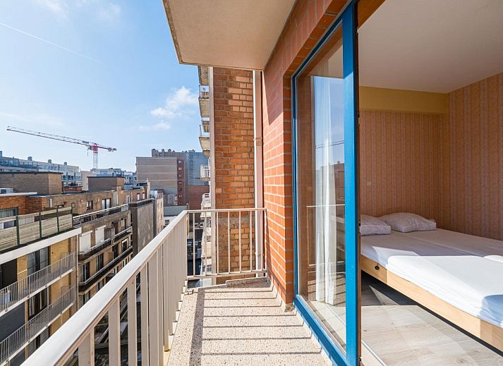 Gemuetliches Wohnzimmer im Azur Palace - 0602, einem Ferienhaus in Middelkerke, Westflandern, mit modernen Moebeln und hellem Dekor.