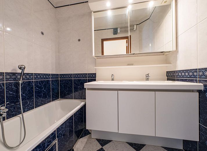 Gemuetliches Wohnzimmer im Azur Palace - 0602, einem Ferienhaus in Middelkerke, Westflandern, mit modernen Moebeln und hellem Dekor.