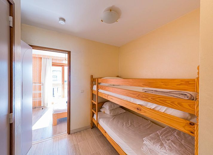 Gemuetliches Wohnzimmer im Azur Palace - 0602, einem Ferienhaus in Middelkerke, Westflandern, mit modernen Moebeln und hellem Dekor.