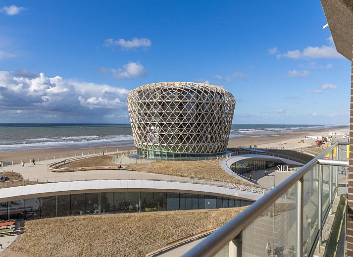 Helles Wohnzimmer im Azur Palace - 0602, Ferienhaus in Middelkerke, Westflandern, mit bequemen blauen Sofas und einer gemuetlichen Essecke.