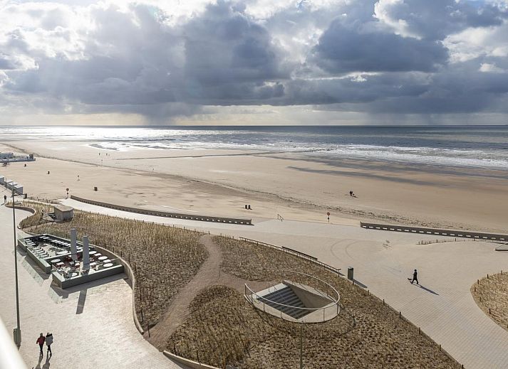 Helles Wohnzimmer im Azur Palace - 0602, Ferienhaus in Middelkerke, Westflandern, mit bequemen blauen Sofas und einer gemuetlichen Essecke.