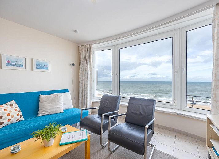 Geniessen Sie den Panoramablick auf das Meer vom Wohnzimmer des Bella Vista - 0401, einem Ferienhaus in Middelkerke, Westflandern.