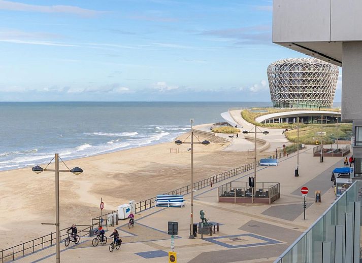 Geniessen Sie den Panoramablick auf das Meer vom Wohnzimmer des Bella Vista - 0401, einem Ferienhaus in Middelkerke, Westflandern.