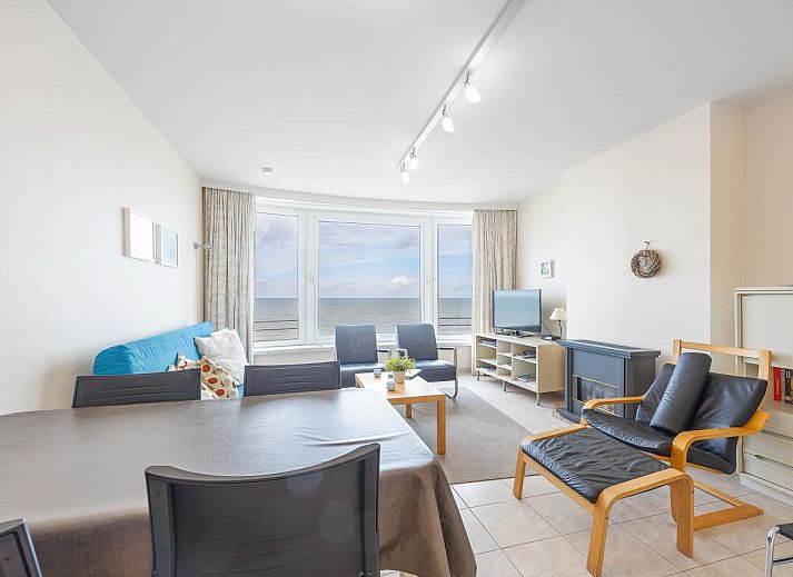 Geniessen Sie den Panoramablick auf das Meer vom Wohnzimmer des Bella Vista - 0401, einem Ferienhaus in Middelkerke, Westflandern.