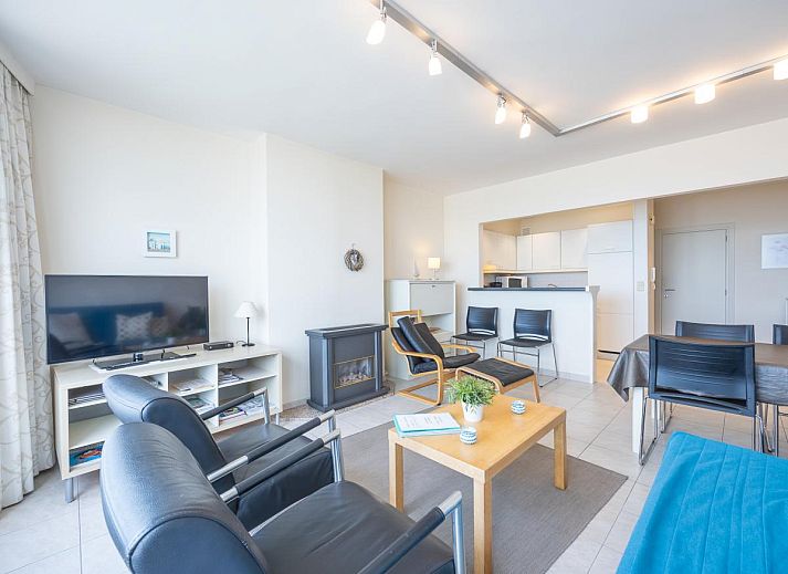 Geniessen Sie den Panoramablick auf das Meer vom Wohnzimmer des Bella Vista - 0401, einem Ferienhaus in Middelkerke, Westflandern.