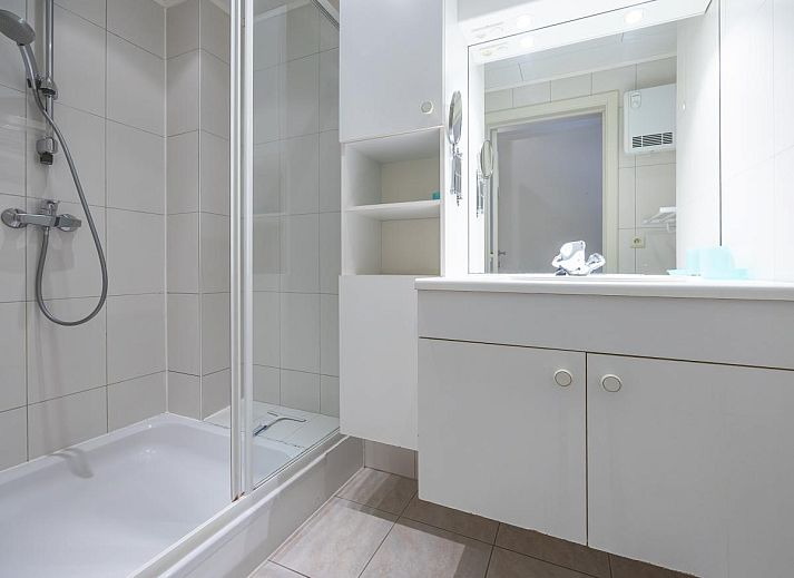 Gemuetliches Wohnzimmer im Ferienhaus Bella Vista - 0401, Middelkerke, Westflandern, mit moderner Einrichtung und bequemer Sitzecke.