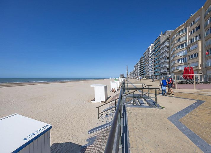 Gemuetliches Wohnzimmer des Ferienhauses Carla - 0801B in Middelkerke, Belgien, mit moderner Einrichtung und warmen orangefarbenen Akzenten.