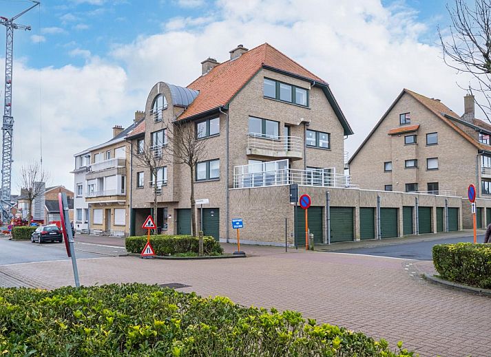 Gemuetliches Wohnzimmer des Ferienhauses Duindal I - 0201 in Middelkerke, Westflandern, mit moderner Einrichtung und Blick auf die Umgebung.