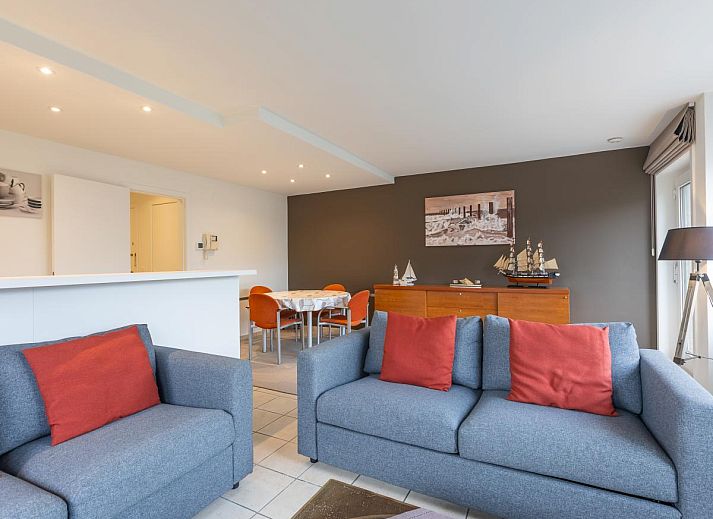 Gemuetliches Wohnzimmer des Ferienhauses Duindal I - 0201 in Middelkerke, Westflandern, mit moderner Einrichtung und Blick auf die Umgebung.