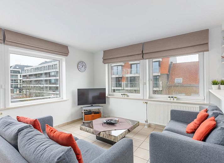 Gemuetliches Wohnzimmer des Ferienhauses Duindal I - 0201 in Middelkerke, Westflandern, mit moderner Einrichtung und Blick auf die Umgebung.