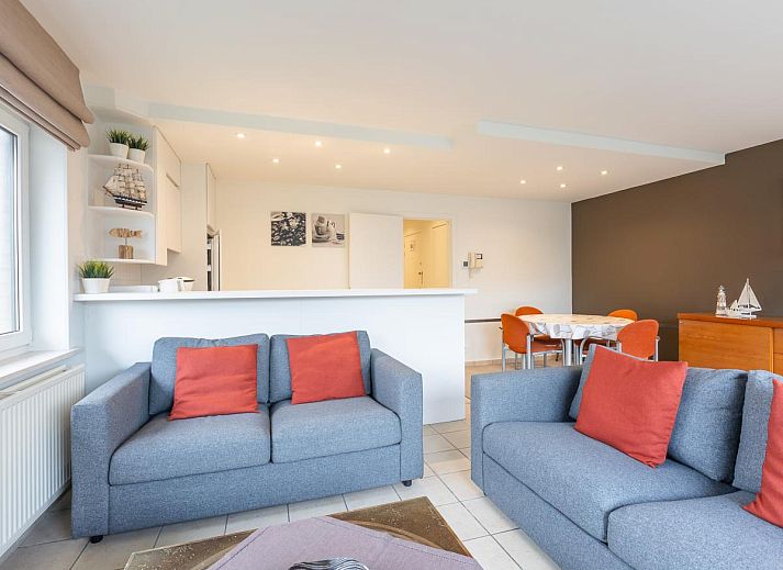 Gemuetliches Wohnzimmer des Ferienhauses Duindal I - 0201 in Middelkerke, Westflandern, mit moderner Einrichtung und Blick auf die Umgebung.