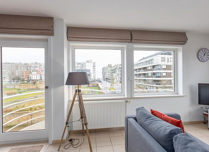 Gemuetliches Wohnzimmer des Ferienhauses Duindal I - 0201 in Middelkerke, Westflandern, mit moderner Einrichtung und Blick auf die Umgebung.